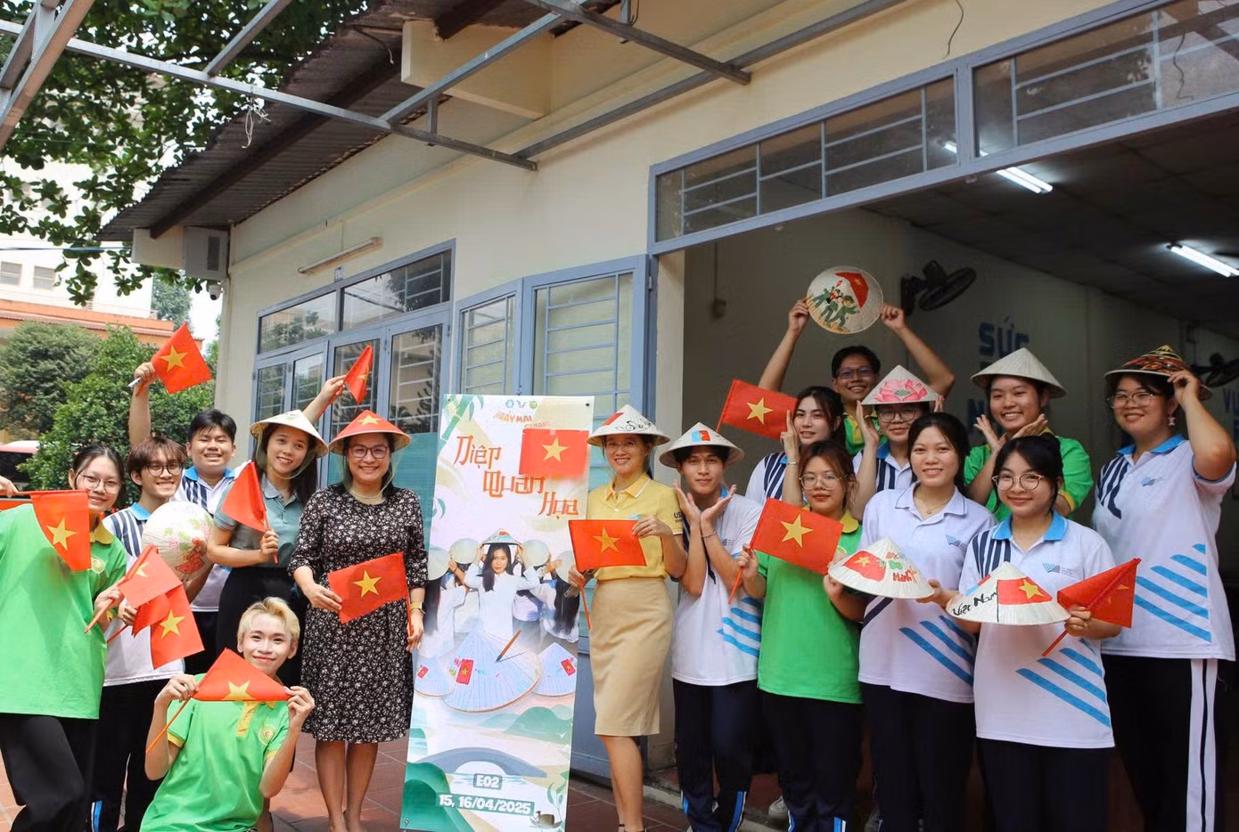 GS. TS Ngô Thị Phương Lan - Hiệu trưởng trường ĐHKHXH&amp;NV cùng đông đảo sinh viên tham gia workshop “Diệp quan họa”. (Ảnh: Fanpage CLB Chung sức vì cộng đồng)