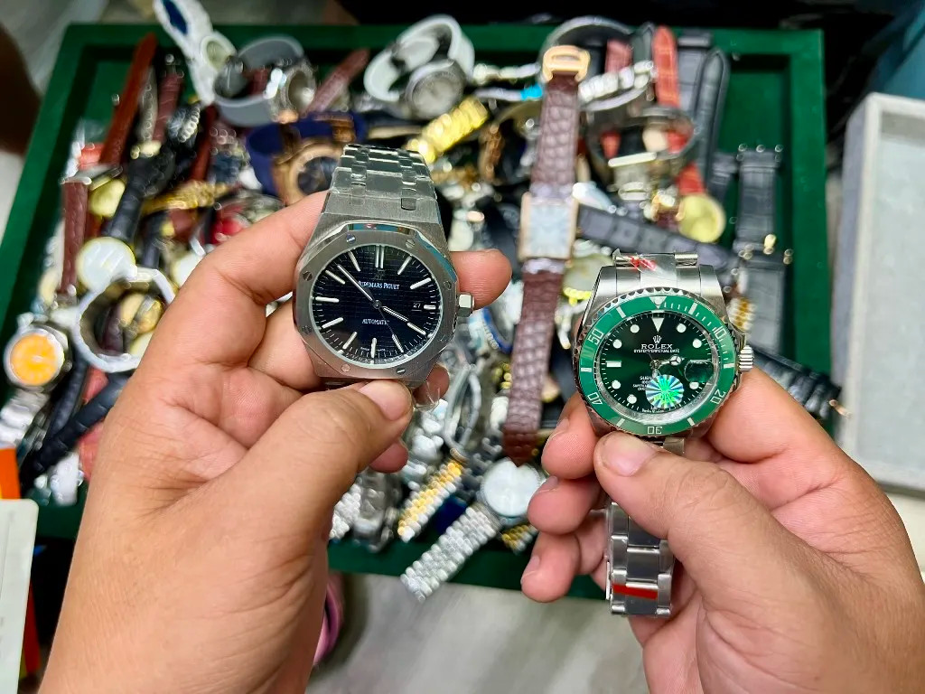 Đồng hồ nhái hàng "hiệu" bị thu giữ tại Saigon Square (TP. HCM). (Ảnh: Uyên Phương) Đồng hồ nhái hàng "hiệu" bị thu giữ tại Saigon Square (TP. HCM). (Ảnh: Uyên Phương)