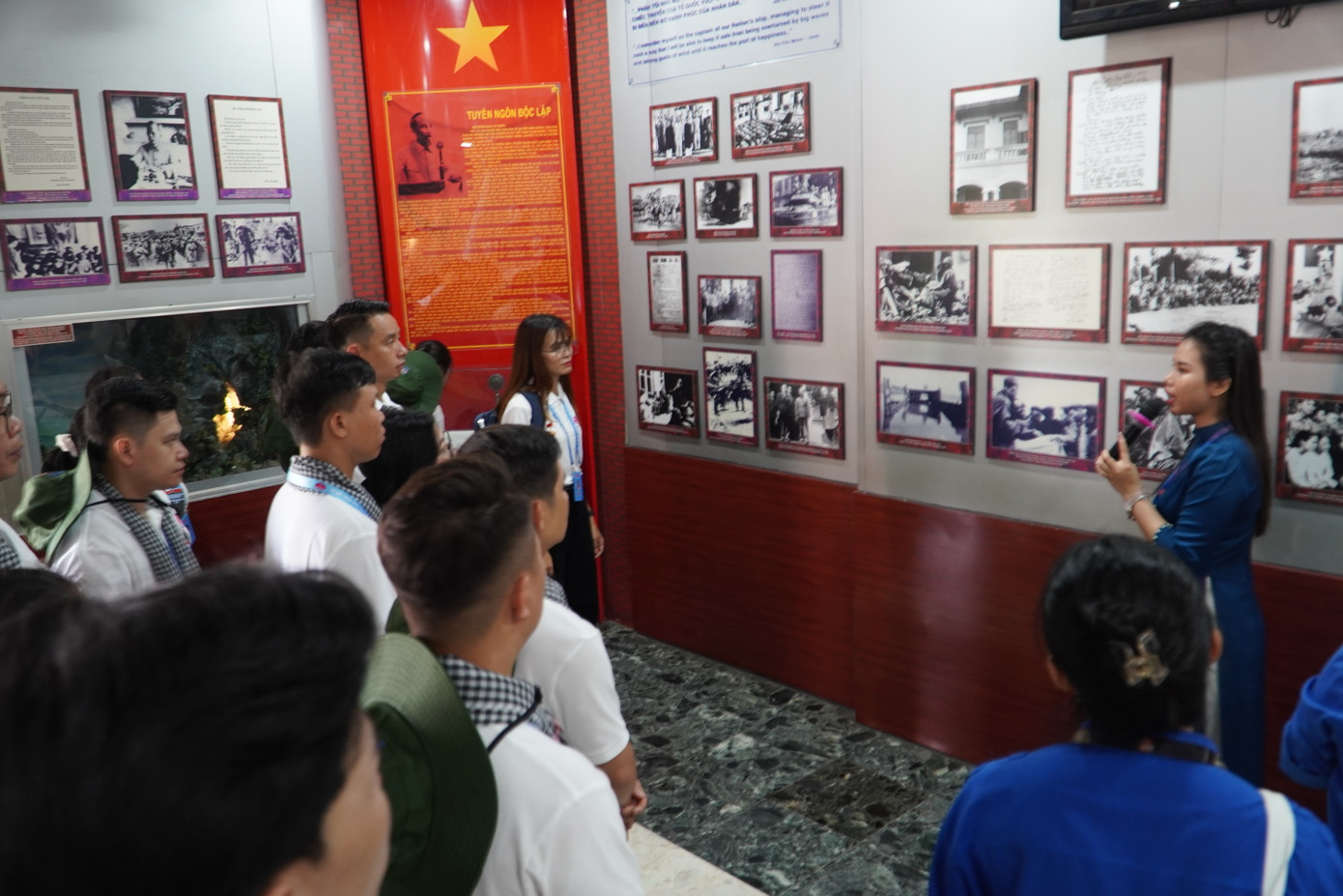 Các đại biểu nghe thuyết minh về cuộc đời và sự nghiệp của Chủ tịch Hồ Chí Minh.