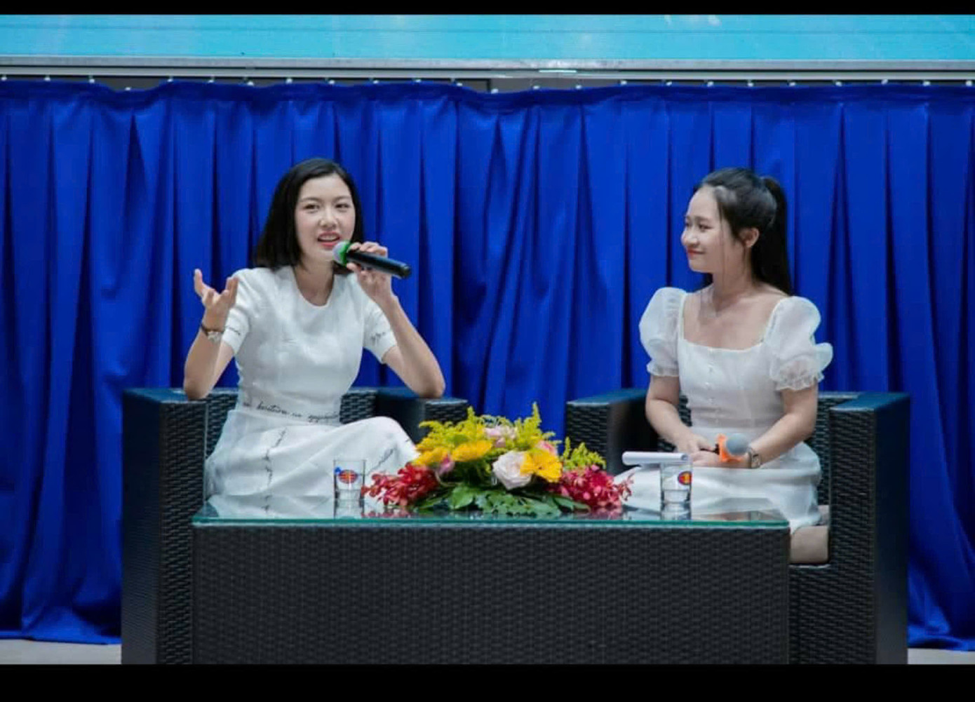 Mỹ Chi (bên phải) hiện đang dẫn cho nhiều chương trình sinh viên.