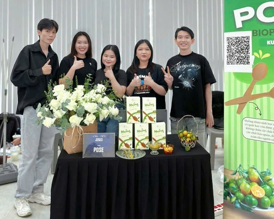 Chủ nhân của ý tưởng làm muỗng nhựa sinh học từ vỏ quất. (Ảnh: NVCC) Chủ nhân của ý tưởng làm muỗng nhựa sinh học từ vỏ quất. (Ảnh: NVCC)