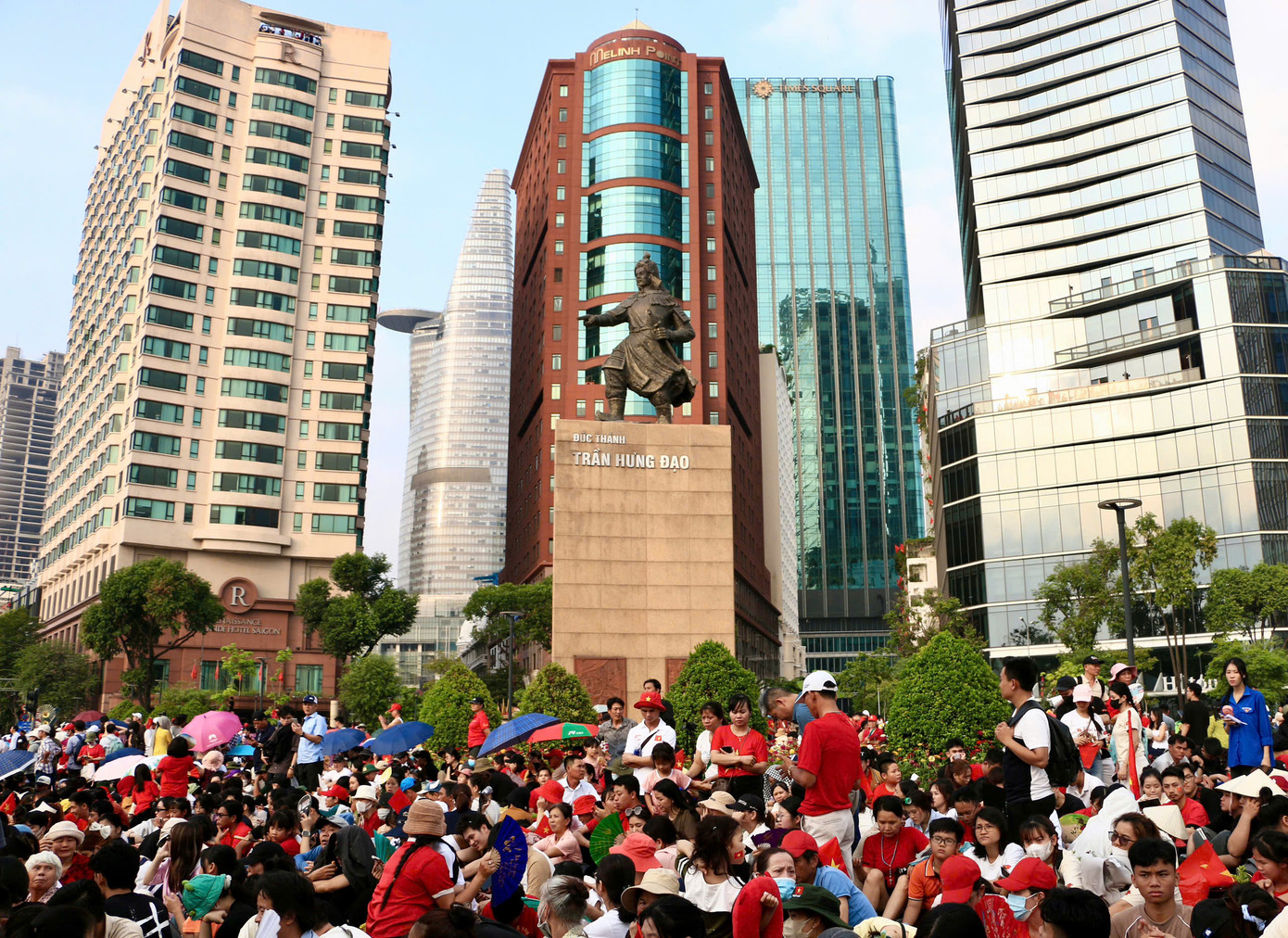 Tại Công viên Bến Bạch Đằng (Q. 1), nhiều bạn trẻ cũng thích thú khi xem những màn trình diễn của các máy bay trực thăng và máy bay tiêm kích. (Ảnh: Mỹ Đình)