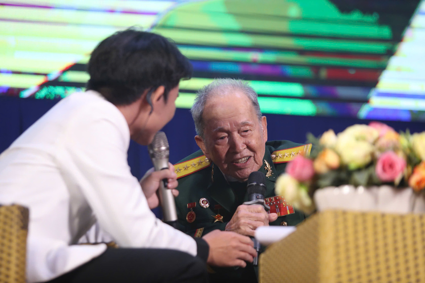 Ông Tư Cang chia sẻ về thời gian làm chỉ huy cụm tình báo và phải sống dưới nhiều lớp vỏ bọc. Ông Tư Cang chia sẻ về thời gian làm chỉ huy cụm tình báo và phải sống dưới nhiều lớp vỏ bọc.