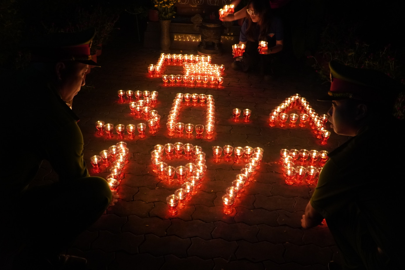 Bạn trẻ TP. HCM thắp nến tri ân các Anh hùng Liệt sĩ.