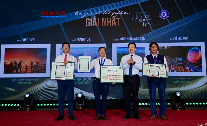 Ông Mai Văn Chính - Ủy viên T.Ư Đảng, Phó Thủ tướng Chính phủ trao giải cho các tác giả và tác phẩm đoạt giải Nhất. Ông Mai Văn Chính - Ủy viên T.Ư Đảng, Phó Thủ tướng Chính phủ trao giải cho các tác giả và tác phẩm đoạt giải Nhất.