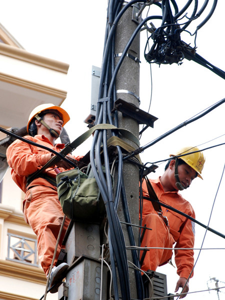 Cuộc sống của nhiều người lao động trong ngành điện bị ảnh hưởng do cắt giảm lương Ảnh: Nguyễn Hạnh