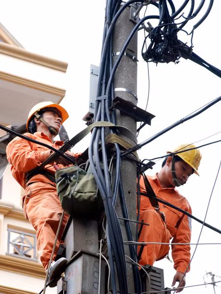 Cuộc sống của nhiều người lao động trong ngành điện bị ảnh hưởng do cắt giảm lương Ảnh: Nguyễn Hạnh