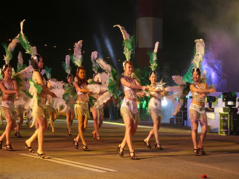 Đoàn du thuyền xếp hàng cổ vũ Carnaval. Vũ công khoe sắc. Ảnh : BK-TD Vũ công làm duyên trước ống kính. Ảnh : BK-TD Đi cà kheo Vũ điệu cháy bỏng Carnaval Hàng vạn khán giả chào đón Carnaval. Ảnh : BK-TD Màn pháo hoa rực rỡ kết thúc lễ hội. Ảnh : BK-TD