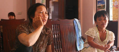 Mẹ và cô của Nguyễn Duy Hiệp trao đổi với PV