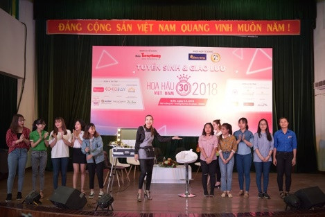 Sinh viên ĐH Sư phạm Đà Nẵng đã có một ngày tưng bừng cùng HHVN 2018 ảnh 4