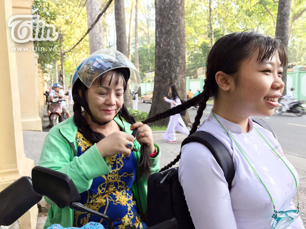 Hình ảnh ấn tượng mẹ tết tóc cho con gái trước lễ bế giảng ảnh 1