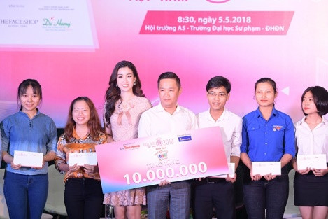 Sinh viên ĐH Sư phạm Đà Nẵng đã có một ngày tưng bừng cùng HHVN 2018 ảnh 6