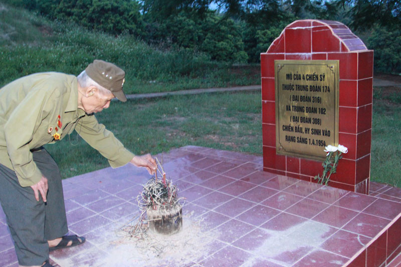 Người lính già thắp hương cho đồng đội và hướng về Tướng Giáp