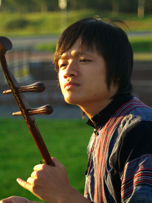 Ngô Hồng Quang biểu diễn nhị cùng nhạc cụ Tây phương tại Hà Lan. Ảnh Nhân vật cung cấp. Ngô Hồng Quang biểu diễn nhị cùng nhạc cụ Tây phương tại Hà Lan. Ảnh Nhân vật cung cấp