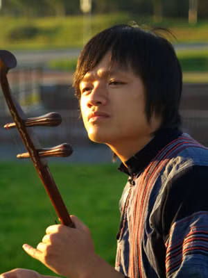 Ngô Hồng Quang biểu diễn nhị cùng nhạc cụ Tây phương tại Hà Lan. Ảnh Nhân vật cung cấp