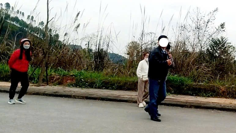 Môi giới đưa khách đi xem đất tại khu đô thị Ruby Garden Môi giới đưa khách đi xem đất tại khu đô thị Ruby Garden