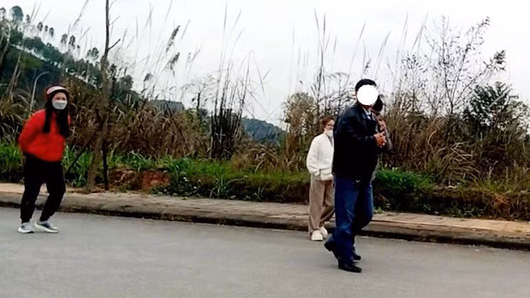 Môi giới đưa khách đi xem đất tại khu đô thị Ruby Garden Môi giới đưa khách đi xem đất tại khu đô thị Ruby Garden