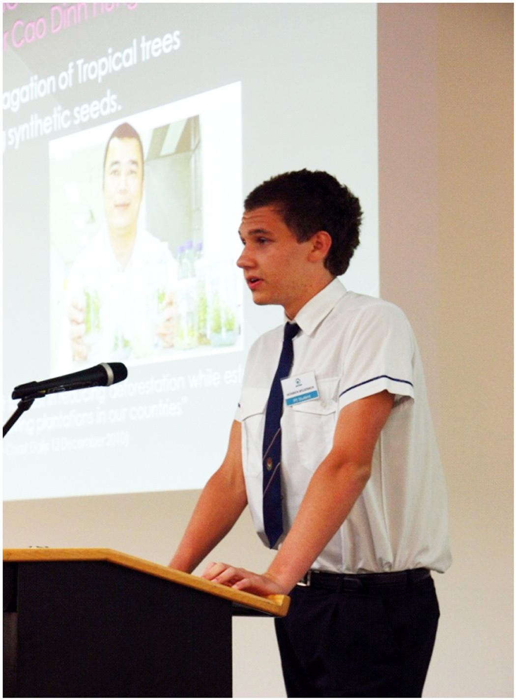 Sinh viên nước ngoài tôn vinh Cao Đình Hùng làm tấm gương học tập. Sinh viên nước ngoài tôn vinh Cao Đình Hùng làm tấm gương học tập