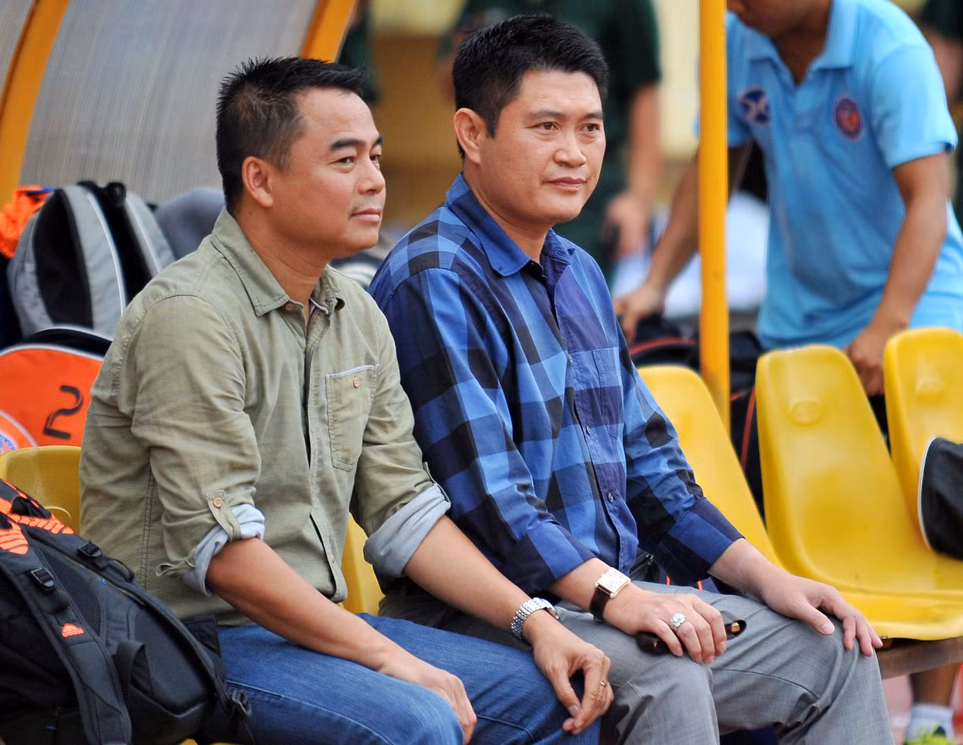 HLV Trần Tiến Đại (trái) đã bỏ nghề môi giới hai năm nay