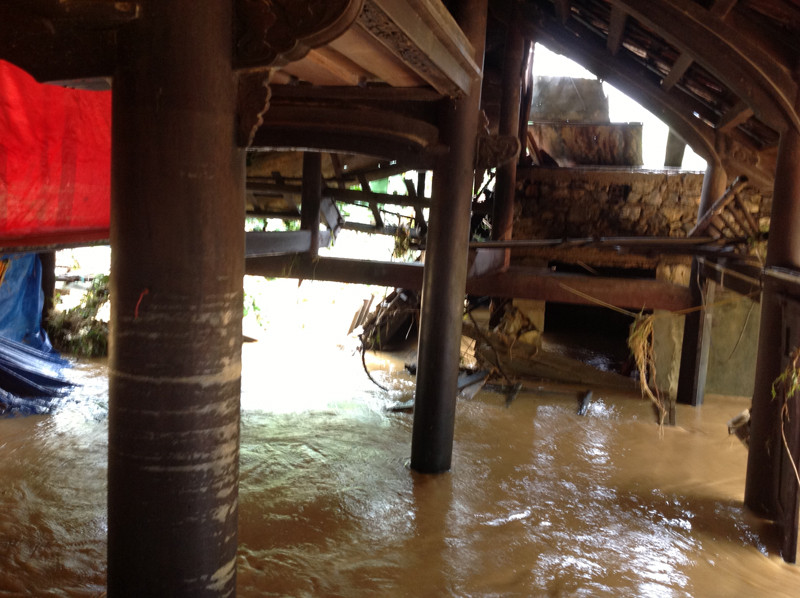 Đồ trong nhà bị nước cuốn trôi hết. Ảnh: Hoàng Nam