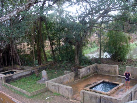 Đôi giếng tiên ở làng Chiềng (Cẩm Quý, Cẩm Thủy, Thanh Hóa). Đôi giếng tiên ở làng Chiềng (Cẩm Quý, Cẩm Thủy, Thanh Hóa)