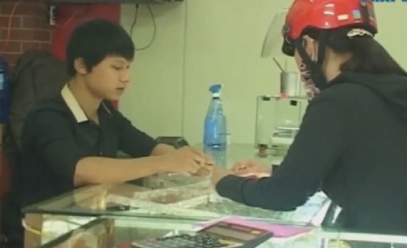 10 video ‘hot’: Hai nữ quái cuỗm 3 cây vàng trong phút chốc ảnh 1