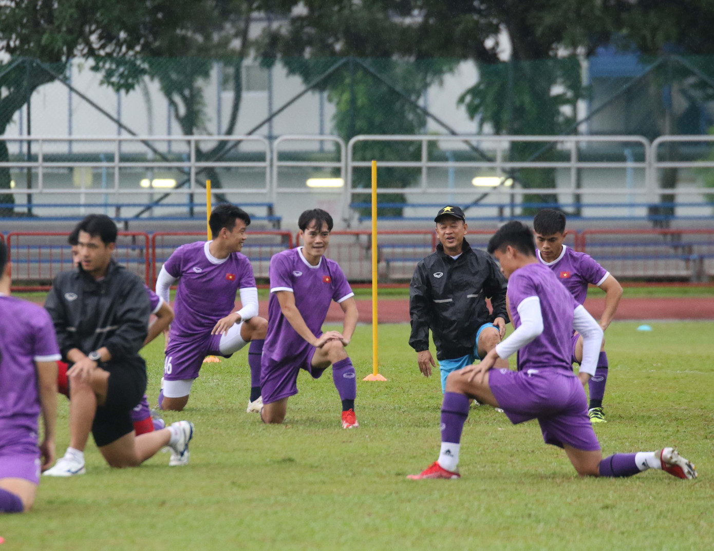 Sau chuỗi ngày nắng đẹp, buổi tập chiều 10/12 của đội tuyển Việt Nam đã diễn ra dưới cơn mưa kéo dài không ngớt.