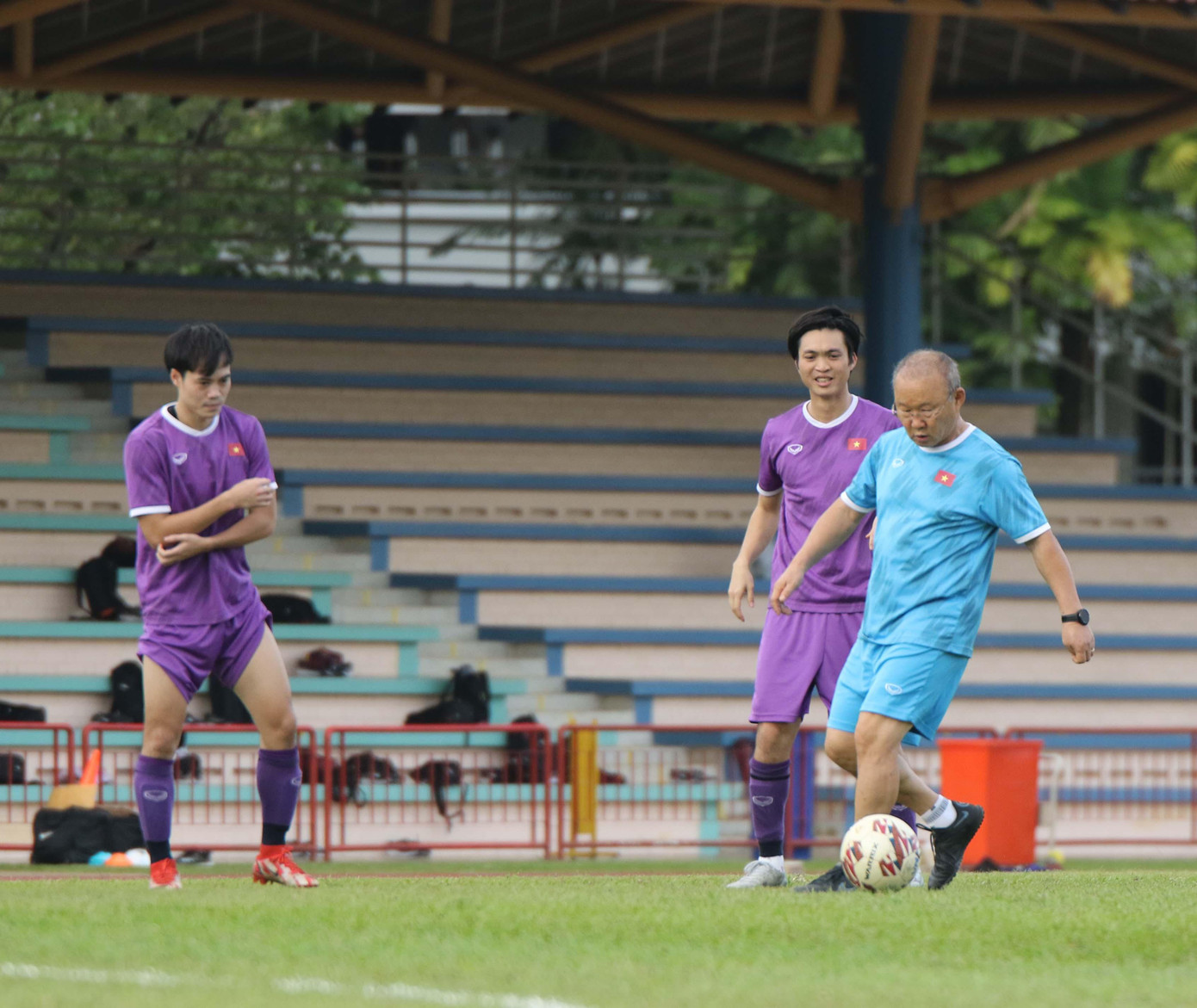 Buổi tập diễn ra trên sân Hougang, sân tập duy nhất dành cho ĐT Việt Nam trong suốt hành trình tại AFF Cup 2020.