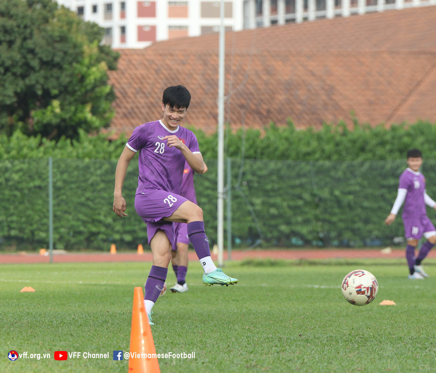 Trận bán kết lượt đi giữa đội tuyển Việt Nam và Thái Lan sẽ diễn ra lúc 19h30 tối 23/12) trên sân vận động quốc gia Singapore. Trận tái đấu giữa hai đội sẽ diễn ra ba ngày sau đó.