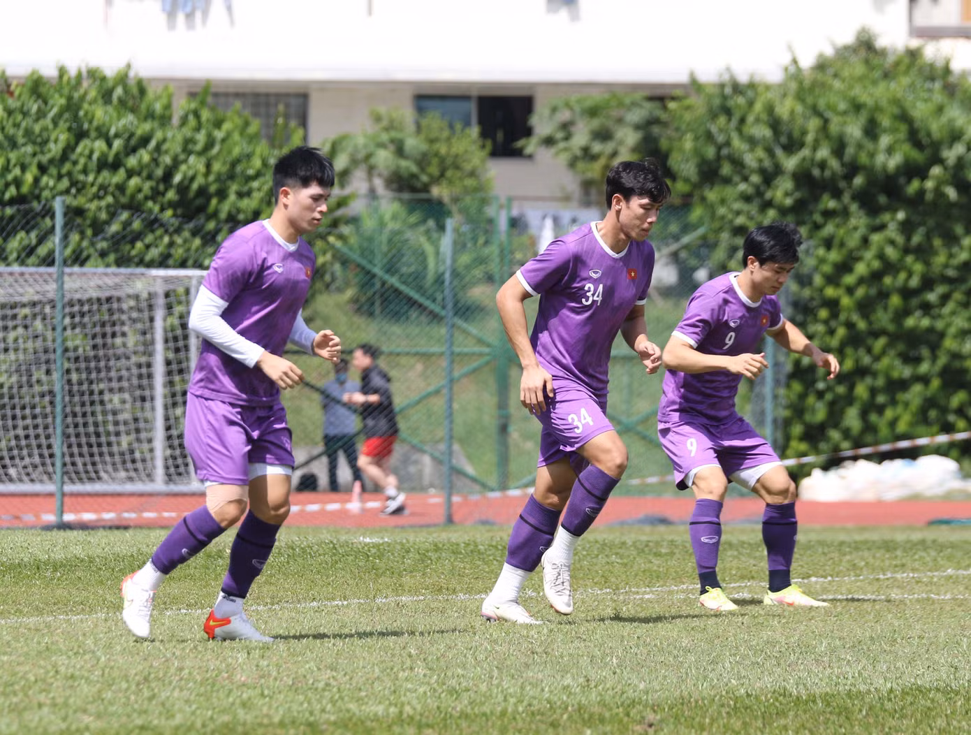 Như thường lệ, HLV Park Hang-seo hầu như chỉ đứng trên khán đài để quan sát sự thể hiện của các cầu thủ.