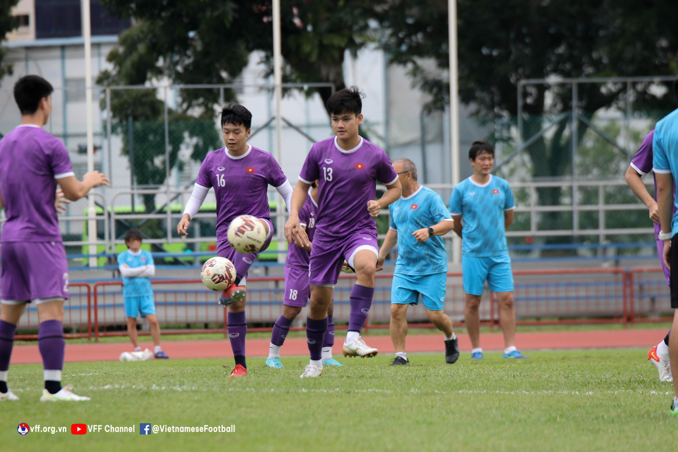 Buổi chiều cùng ngày, các cầu thủ tiếp tục được tập khá kỹ các bài phục hồi thể lực dưới sự hướng dẫn của chuyên gia thể lực Park Sung-gyun, trước khi tham gia vào nội dung kỹ chiến thuật do HLV Park Hang-seo điều hành.