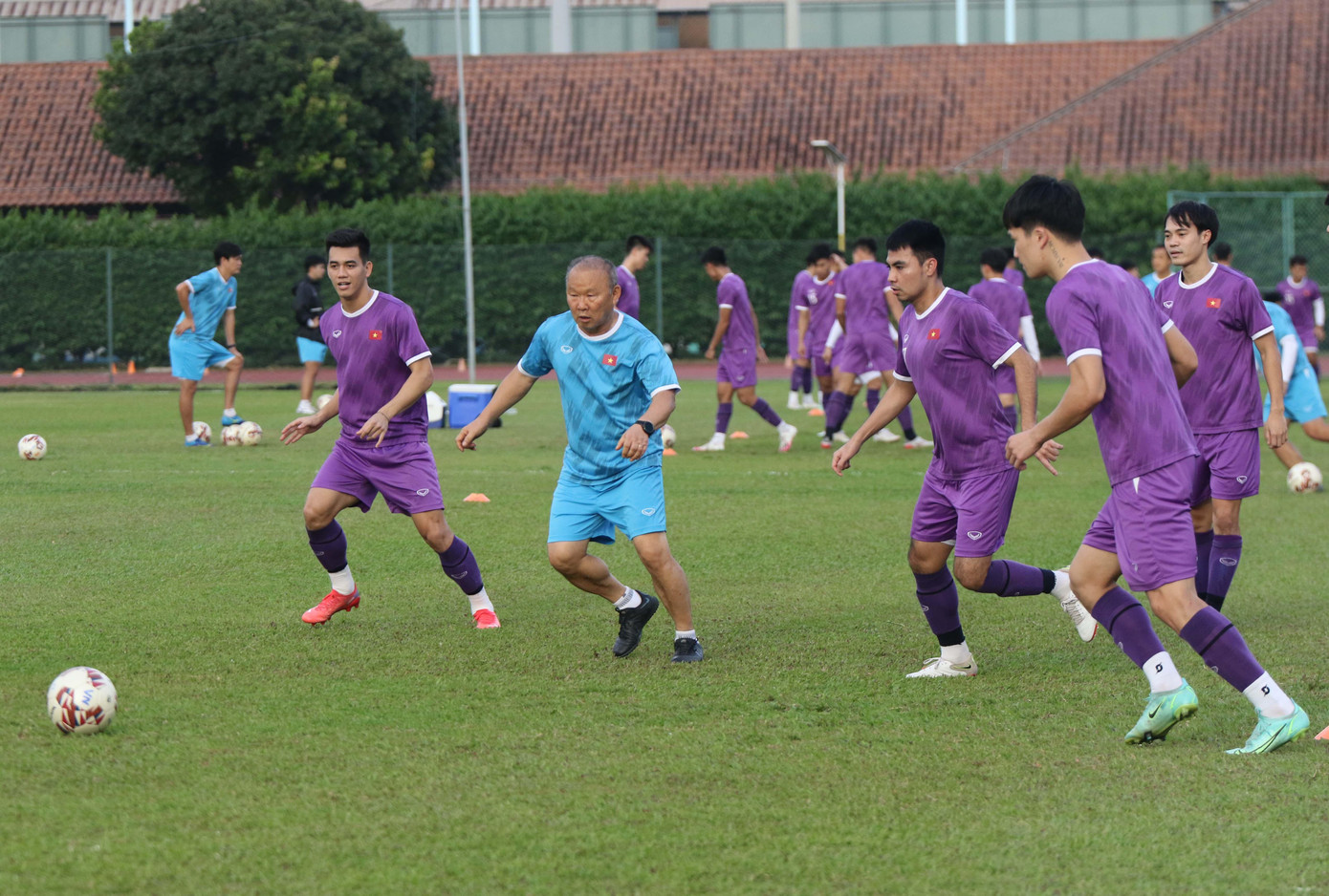 Do còn 4 ngày để chuẩn bị cho trận đấu với Malaysia, nên HLV Park Hang-seo không vội vàng đẩy cao khối lượng vận động cũng như chưa đưa ra giáo án rèn giũa sâu hơn về chiến thuật.