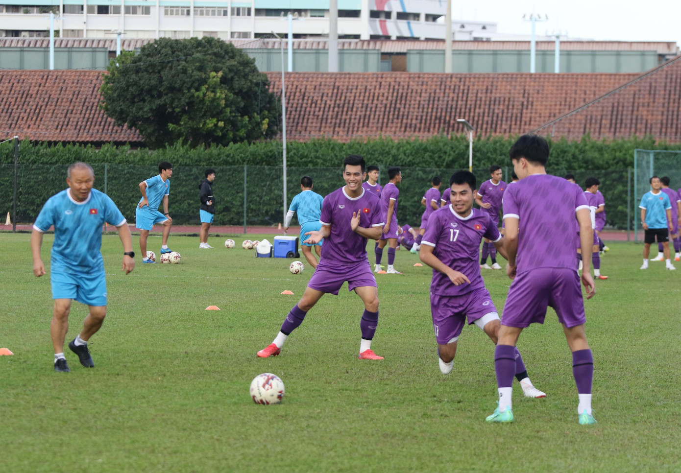 Thầy Park trực tiếp tham gia chơi “đá ma” với các cầu thủ và như mọi lần, ông thường bị học trò &quot;om&quot; khá lâu.