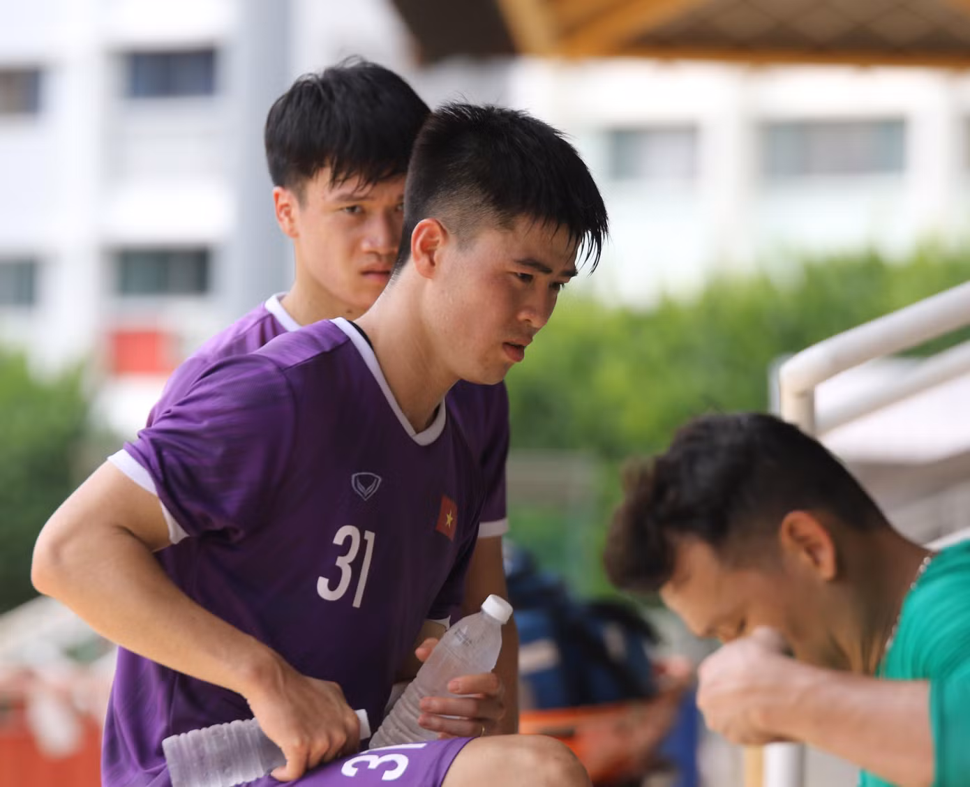 Các cầu thủ "mướt mồ hôi" sau buổi tập nặng của ĐT Việt Nam