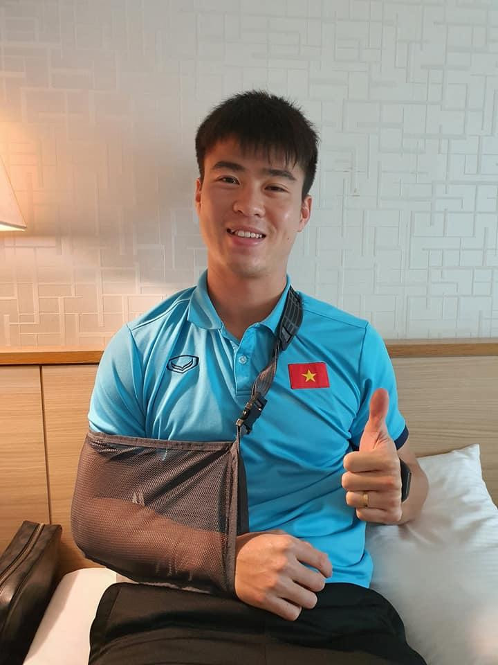 Duy Mạnh được nắn khớp vai