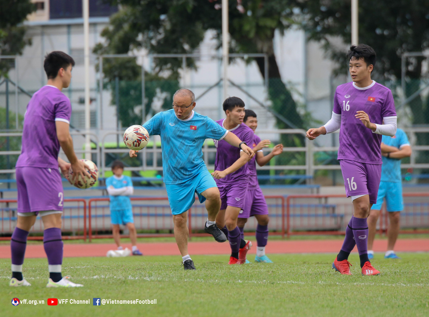Chiến lược gia người Hàn Quốc cũng lưu ý các học trò một số điểm chính trong Điều lệ giải nhằm giúp họ có sự chủ động khi nhập cuộc và điều tiết trận đấu.