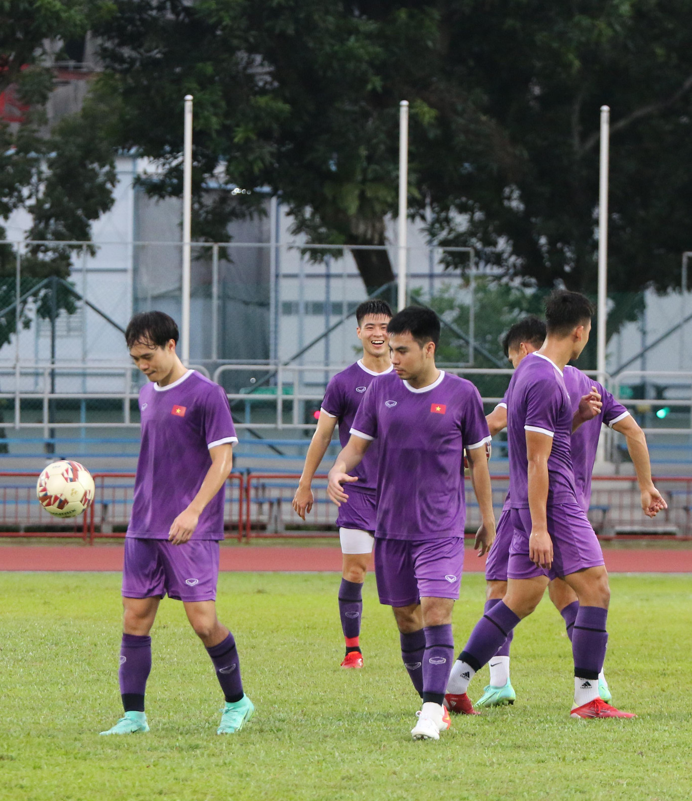 Nhưng do không có buổi tập làm quen sân, nên HLV Park Hang-seo và các học trò đã có buổi thăm quan sân Bishan nhằm định hình không gian và cảm quan sân vận động vào sáng 5/12.