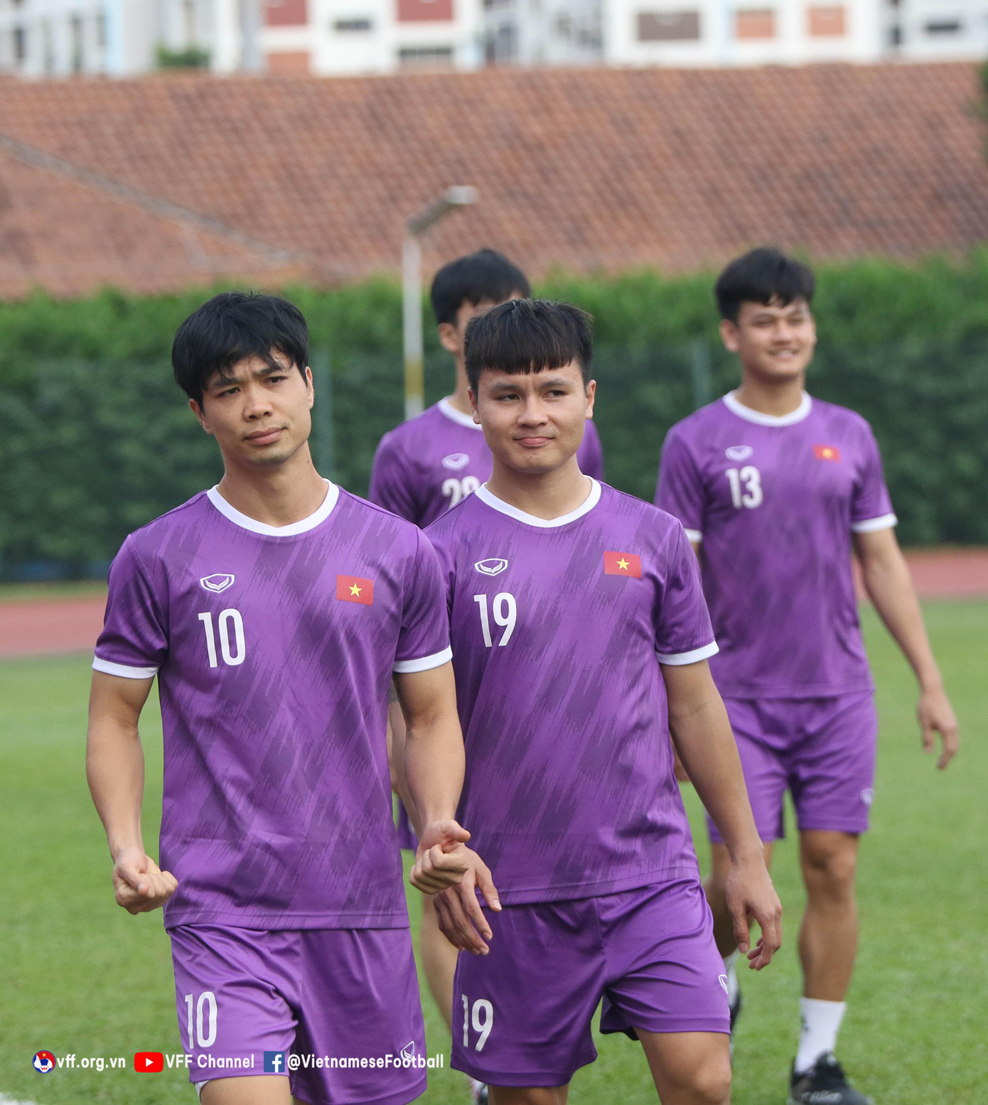 Do BTC AFF Cup 2020 không cho phép các đội tuyển tập làm quen sân thi đấu nhằm bảo vệ chất lượng mặt cỏ, vì vậy sáng 20/12, thầy trò HLV Park Hang-seo đã buổi thăm quan SVĐQG Singapore. Mục đích là giúp các cầu thủ có cảm nhận tốt hơn về không gian thi đấu.