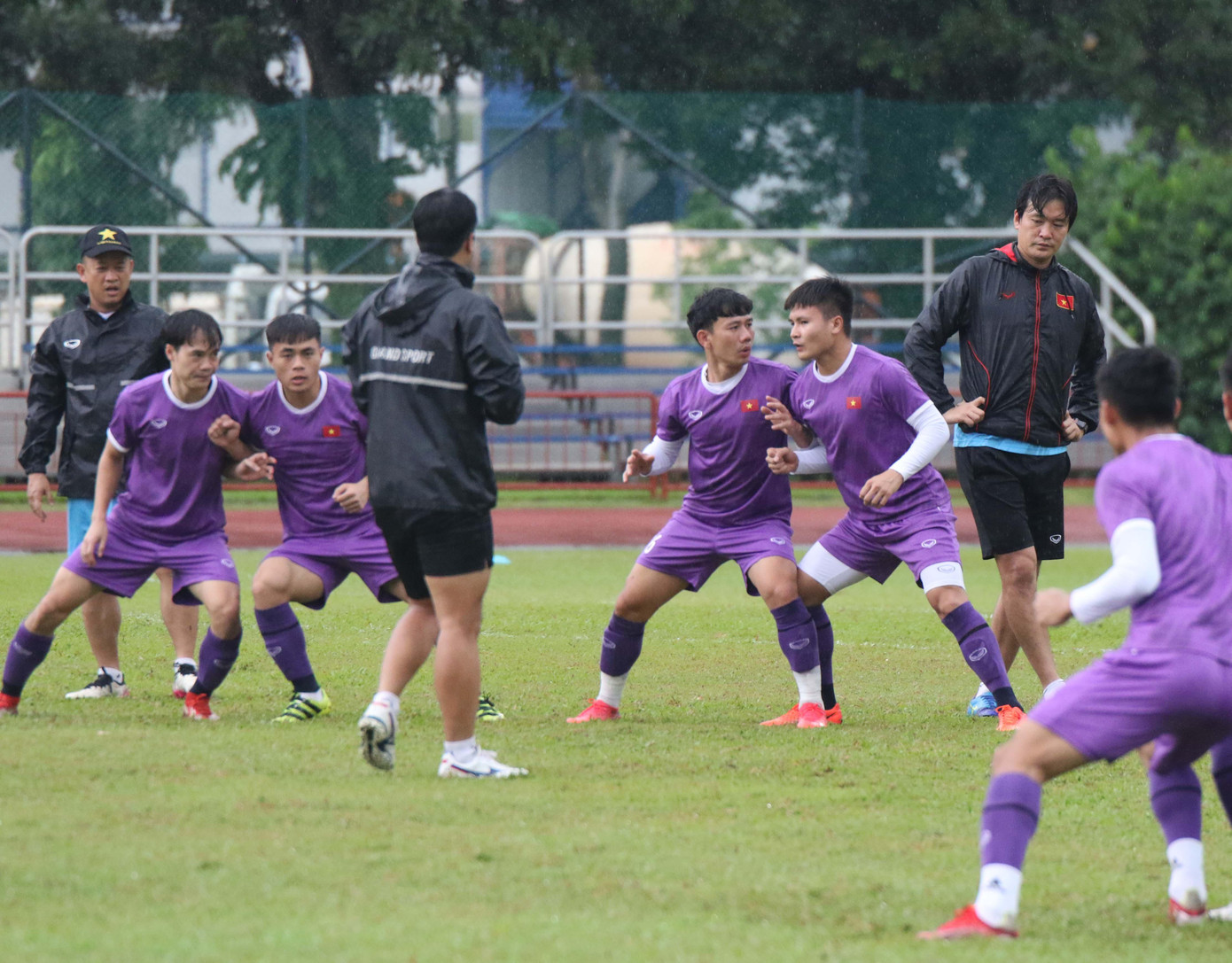 Buổi tập của đội tuyển cũng chào đón sự góp mặt trở lại của Lý Công Hoàng Anh. Tiền vệ này vừa hoàn thành kiểm tra y tế sau khi nhập cảnh vào Singapore và đã được phép sinh hoạt, tập luyện cùng đội tuyển.