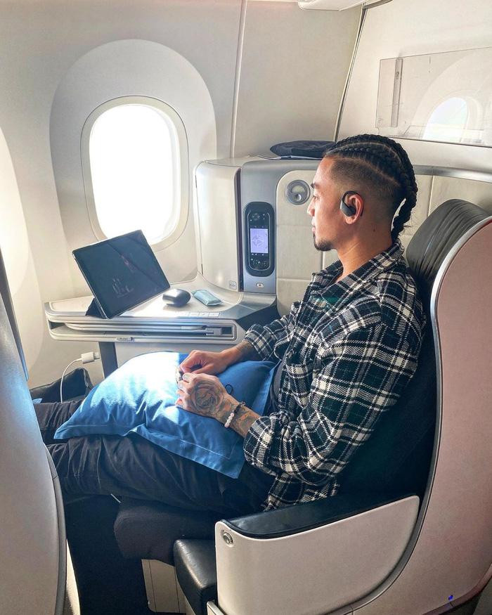 Billy Ketkeophomphone trên máy bay chuẩn bị hội quân cùng ĐT Lào