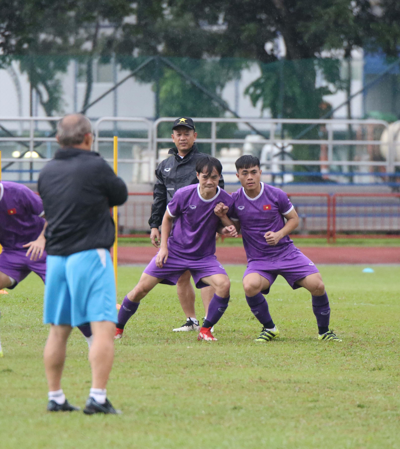 Tuy nhiên, điều này không cản trở tinh thần của thầy trò HLV Park Hang-seo. Các tuyển thủ Việt Nam thể hiện sự hăng say và tập trung cao độ trong suốt buổi tập.