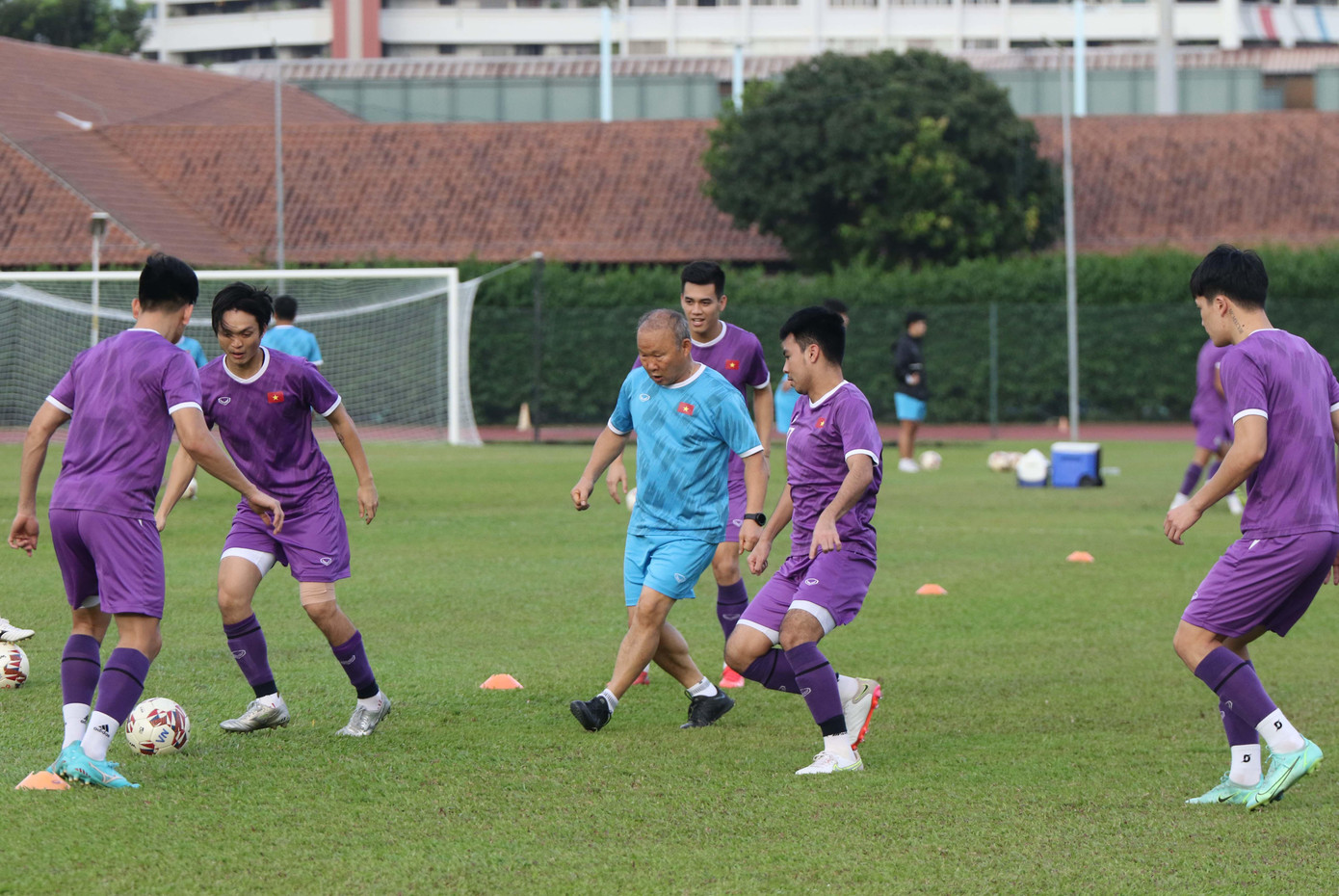 Nhà cầm quân người Hàn Quốc tiếp tục lồng ghép các mini game vui nhộn trong phần khởi động. Vừa giúp các cầu thủ xả stress, vừa tạo ra nguồn năng lượng tích cực và tinh thần lạc quan cho các học trò.