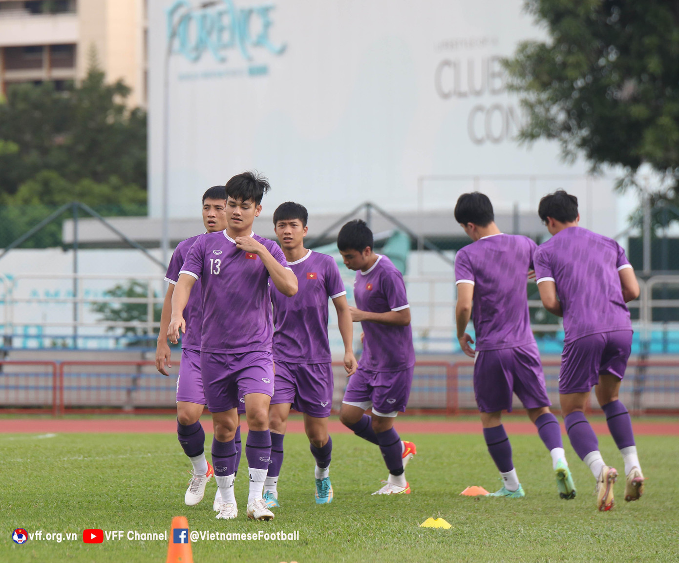 Trước thềm trận bán kết lượt đi với ĐT Thái Lan, ĐT Việt Nam nhận được sự khích lệ to lớn. Thầy trò HLV Park Hang-seo đã nhận được lời thăm hỏi và động viên tinh thần từ Bộ trưởng Bộ VH-TT-DL Nguyễn Văn Hùng.