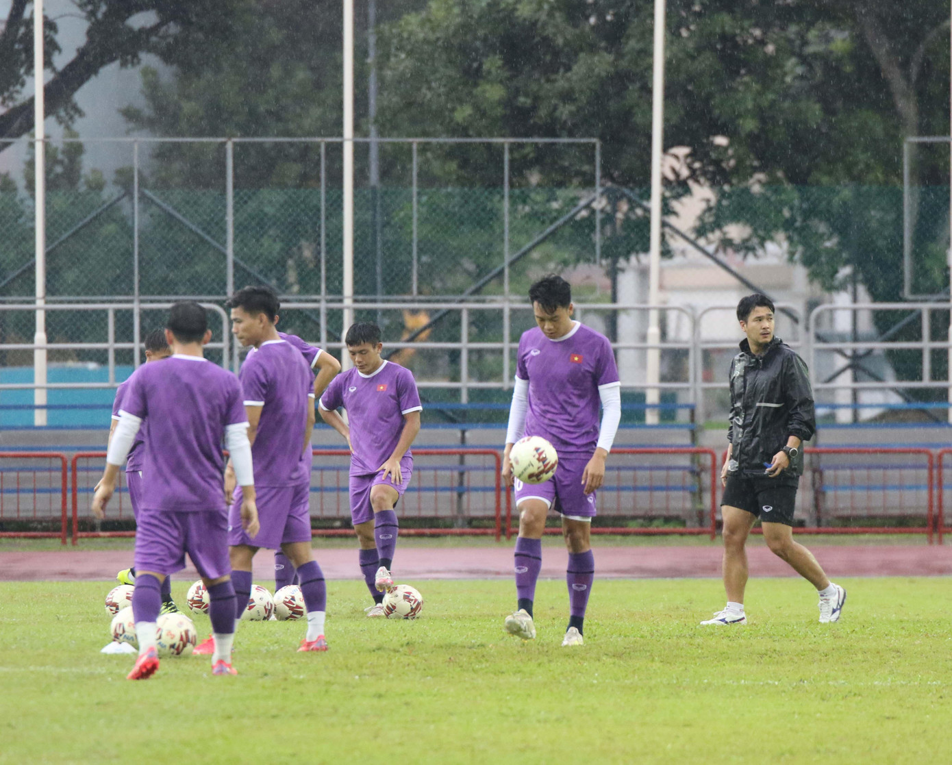 Ở buổi tập hôm nay, HLV Park Hang-seo tiếp tục kiểm tra, đánh giá phong độ các cầu thủ thông qua nội dung thi đấu đối kháng trên phạm vi nửa sân.
