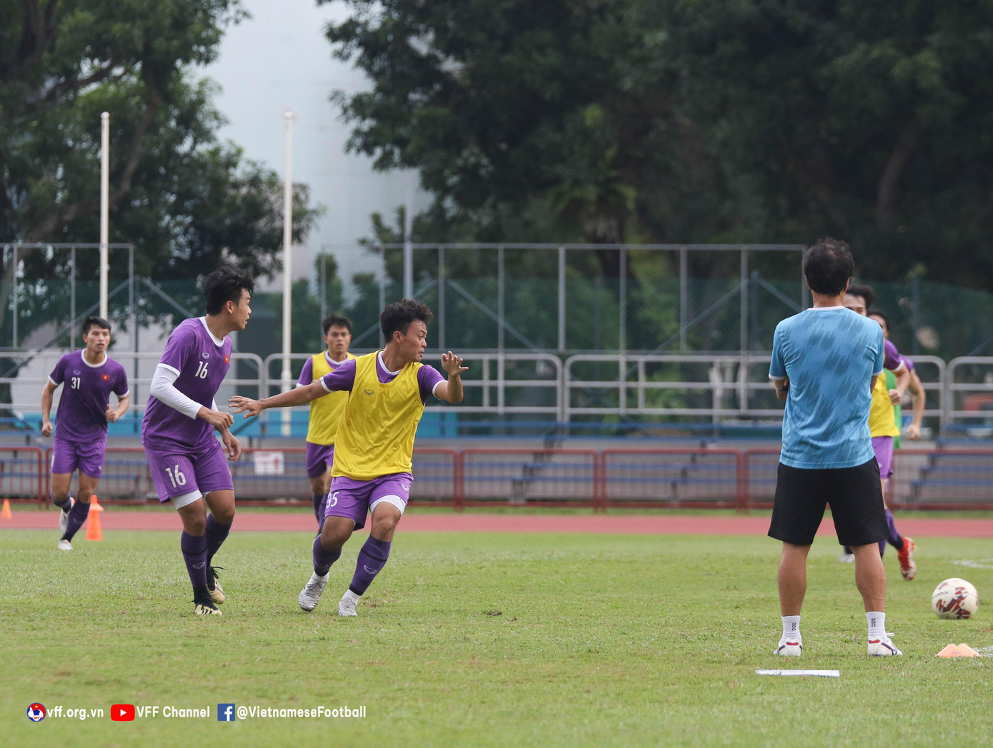 ĐT Việt Nam sẽ gặp Thái Lan ở bán kết lượt đi AFF Cup 2020 diễn ra lúc 19h30 ngày 23/12. Ba ngày sau, hai đội tái đấu ở trận lượt về.