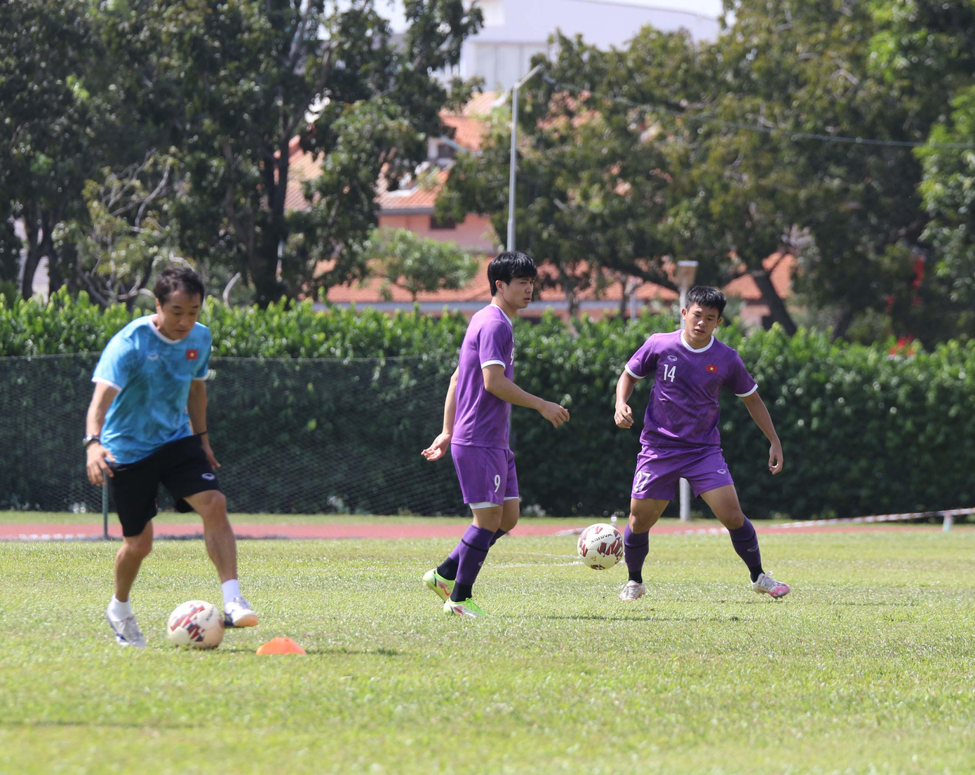 Với tính chất quan trọng của buổi tập, nên dù phải quần thảo dưới điều kiện thời tiết nắng gắt, nhưng các cầu thủ vẫn nỗ lực hết sức trong từng pha bóng, duy trì nhịp vận động ở tốc độ cao từ phút đầu tiên cho đến phút cuối cùng.