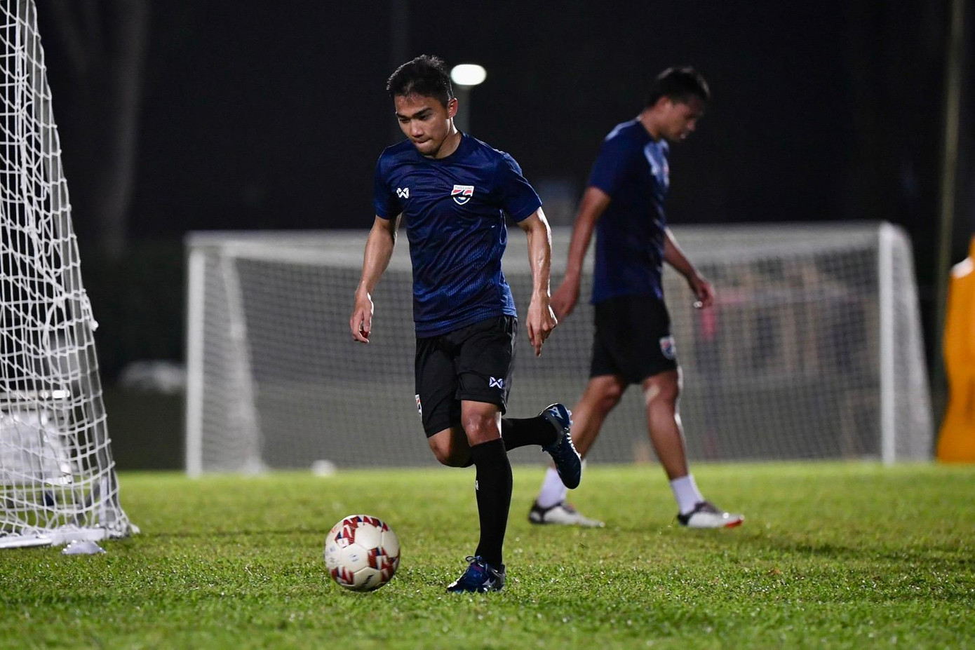 Chanathip Songkrasin mới hội quân cùng ĐT Thái Lan. Chanathip Songkrasin mới hội quân cùng ĐT Thái Lan.