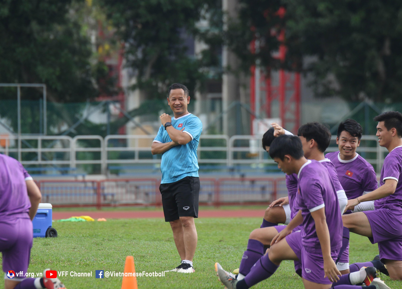 Thông qua lãnh đạo VFF, Bộ trưởng gửi lời chúc toàn đội sức khỏe, tự tin, thi đấu hết mình vì màu cờ sắc áo và luôn giữ trong tim niềm tin chiến thắng.