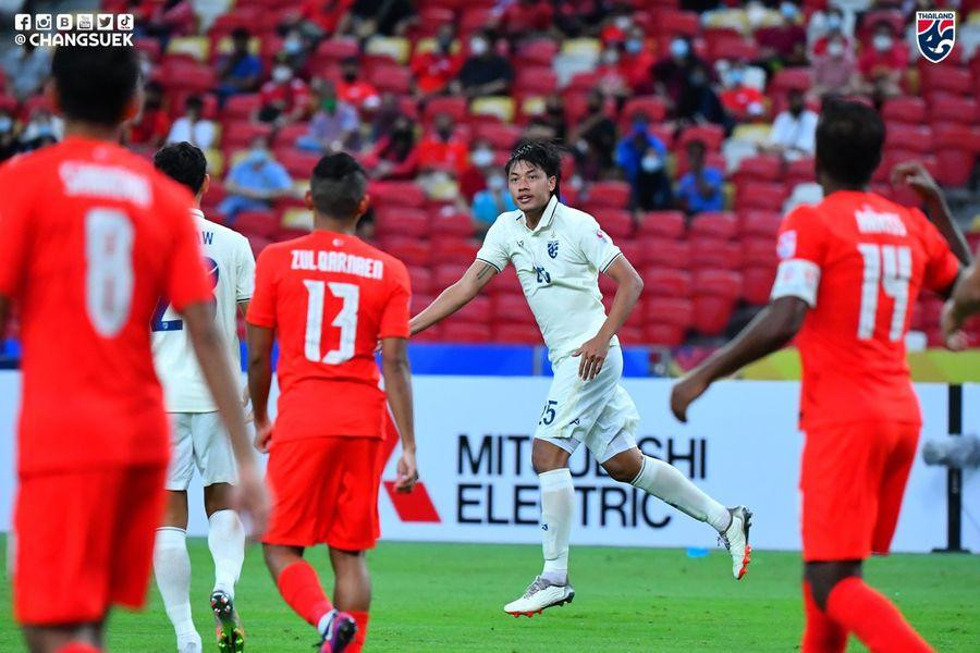 Pawee Tanthatemee là cầu thủ xuất sắc nhất trong trận Thái Lan thắng Singapore