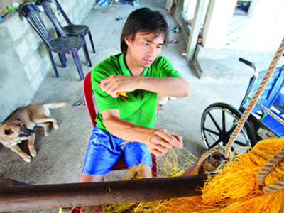 Những lúc rảnh rỗi, anh Huệ dệt lưới bán và giăng câu cả ngày. Những lúc rảnh rỗi, anh Huệ dệt lưới bán và giăng câu cả ngày